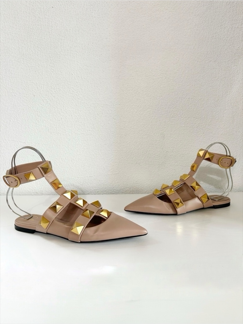 Valentino Garavani Roman Stud Nude Leather Pointed Toe Flats Size EU 39
